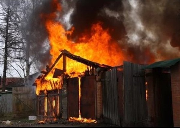 Житель Семикаракорского района смог выбраться из горящего дома