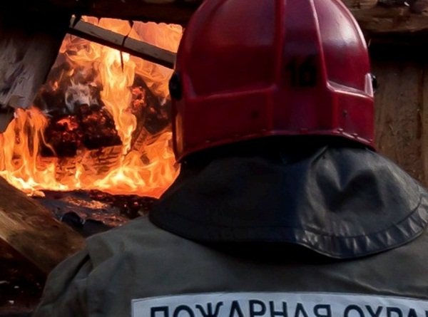 Хозяйственная постройка загорелась в Мартыновском районе