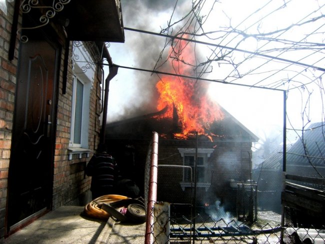 Пожар в Морозовске уничтожил летнюю кухню