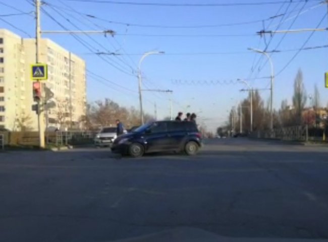 Два автомобиля столкнулись на перекрестке в центре Волгодонска: видео