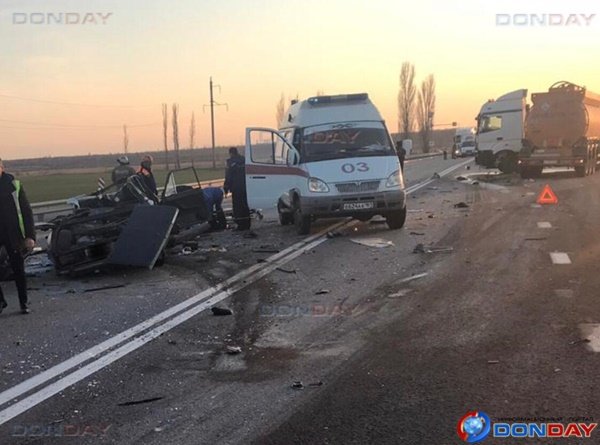 На Дону после столкновения с бензовозом погиб 62-летний водитель легковушки: видео