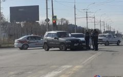 На перекрестке в Волгодонске столкнулись внедорожник и легковушка: видео На перекрестке в Волгодонске столкнулись внедорожник и легковушка: видео