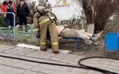 Мужчина пострадал при пожаре в многоквартирном доме в Волгодонске: видео