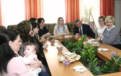 Восемь многодетных мам из Волгодонска получили региональный материнский капитал Восемь многодетных мам из Волгодонска получили региональный материнский капитал