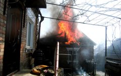 Пожар в Морозовске уничтожил летнюю кухню