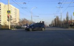 Два автомобиля столкнулись на перекрестке в центре Волгодонска: видео