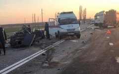 На Дону после столкновения с бензовозом погиб 62-летний водитель легковушки: видео