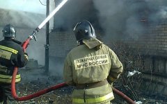 Крупный пожар разгорелся на складе на Дону