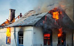 На Дону загорелся частный дом На Дону загорелся частный дом