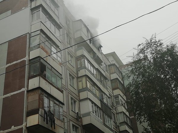 В Волгодонске 37-летняя женщина отравилась дымом при пожаре в многоквартирном доме