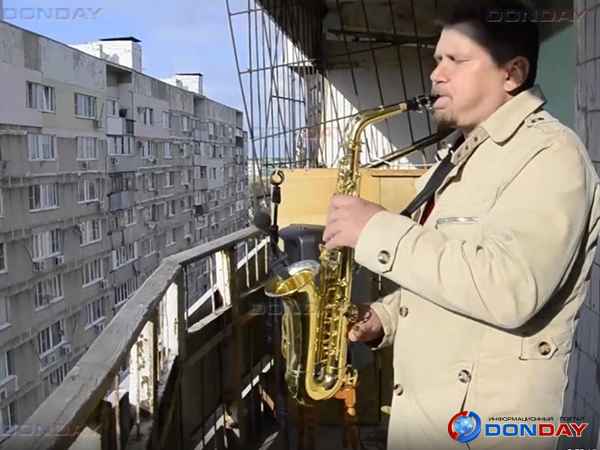 Волгодонец Кирилл Антонов сыграл на саксофоне на балконе 16-этажного дома: видео