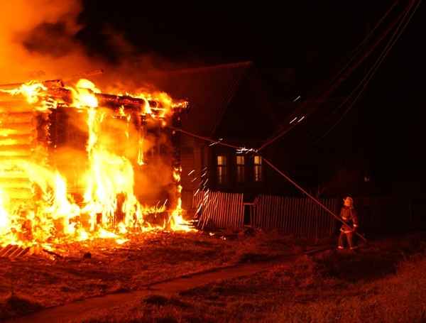 В одном из СНТ Волгодонска загорелся частный дом