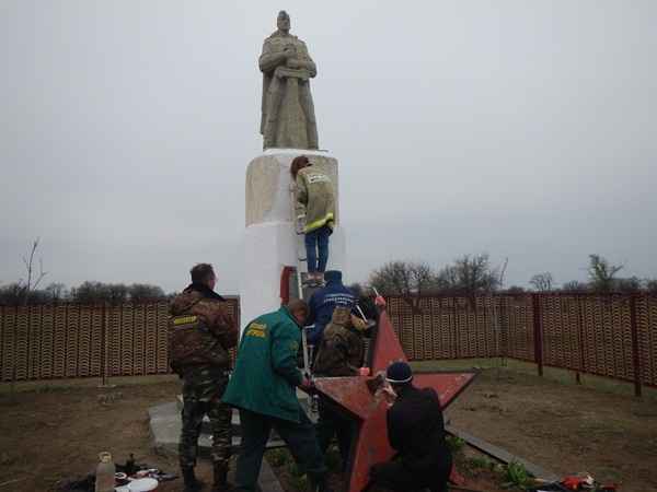Волгодонские студенты-спасатели филиала ДГТУ облагородили братскую могилу советских солдат