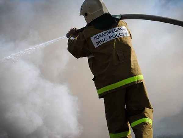 Восемь пожарных тушили горящий частный дом на Дону