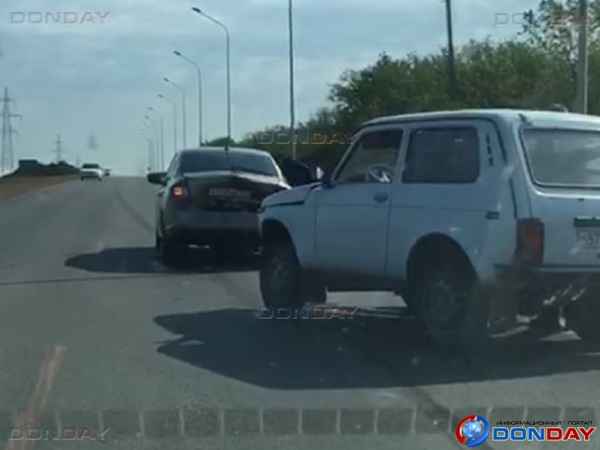 В Волгодонске по дороге на РоАЭС столкнулись два автомобиля: видео