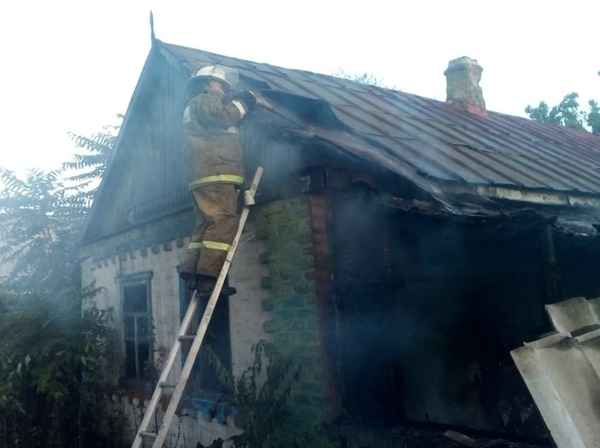 В Дубовском районе житель частного дома успел спастись из горящего здания