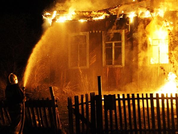 В Волгодонском районе поздно ночью сгорел частный дом