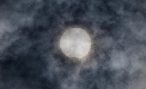 Кадрами солнечного затмения в Волгодонске поделился фотограф Влад Веклич