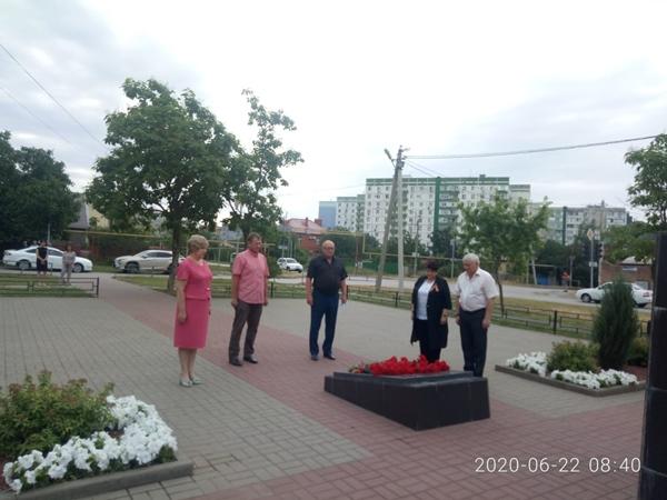 В Волгодонске в День памяти и скорби Алексей Мисан возложил цветы у памятника погибшим войнам