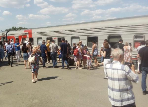 Жители Волгодонска встретили первый за много лет поезд до Сочи: видео