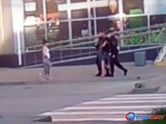 Драка за консервы. В Волгодонске задержали парня за потасовку с охранником в магазине: видео