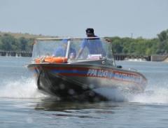 Донские спасатели вытащили из воды пару, упавшую с подтопленной лодки