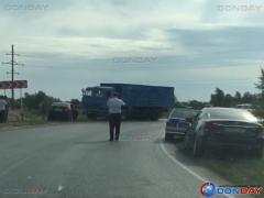 На трассе Волгодонск-Дубовское столкнулись «Тойота Королла» и КамАЗ: видео