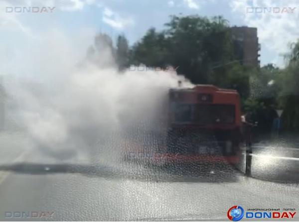 Пассажирский автобус задымился на ходу в Волгодонске: видео