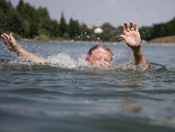 На пляже Волгодонска достали без сознания ребенка из воды