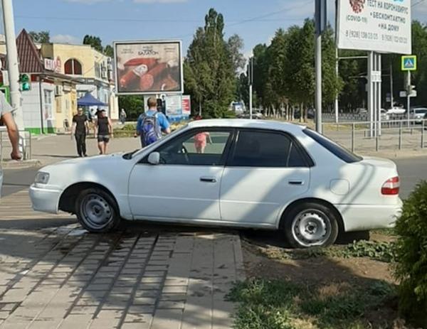 Иномарка заехала на пешеходную часть разделительного газона возле «Комсомольца» в Волгодонске