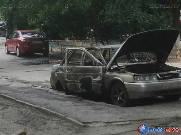 В одном из дворов Волгодонска сгорел отечественный автомобиль