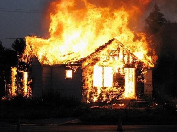 При пожаре в частном доме в поселке Зимовники погиб мужчина
