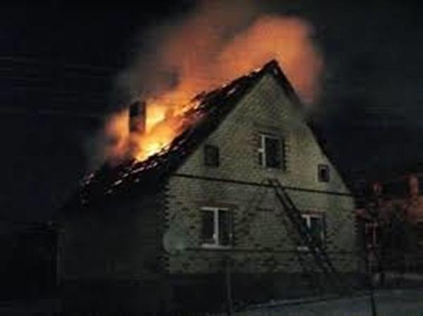 В Морозовске поздно ночью загорелся частный дом