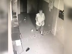 Женщину, разбрасывающую мусор в одном из домов Волгодонска, засняла камера наблюдения: видео