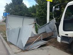 В Волгодонске водитель «Киа Рио» разворотил остановку