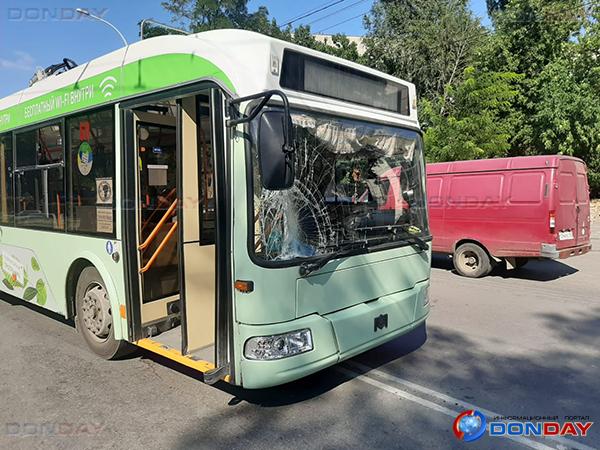 Женщина выбежала под колеса троллейбуса в Волгодонске на улице Энтузиастов