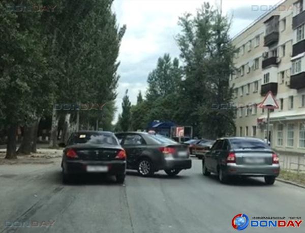 В старой части города Волгодонска произошло ДТП с участием такси: видео