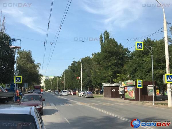 В Волгодонске начали установку новых Г-образных столбов со знаками пешеходного перехода