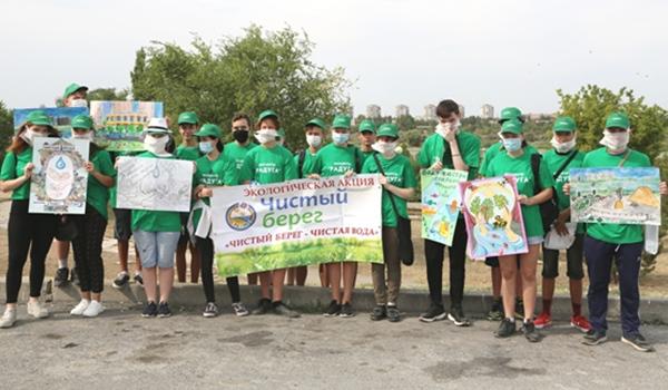 Активисты-экологи совместно с волонтерами убрали мусор с берега волгодонского залива