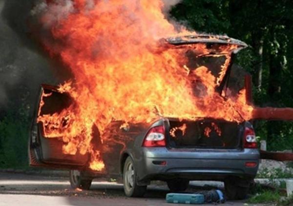 Автомобиль горел в Зимовниковском районе