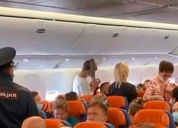 Депутат Законодательного собрания от Волгодонска с семьей устроили скандал в самолете