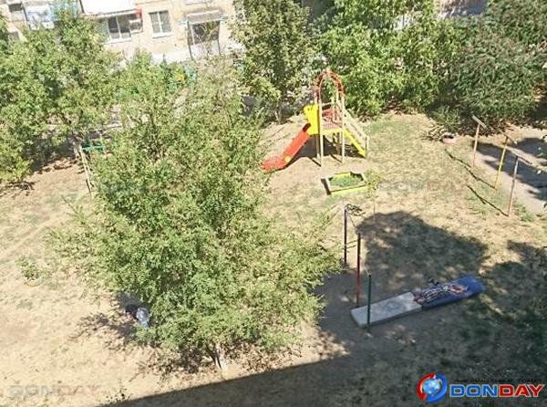 Детскую площадку в одном из дворов Волгодонска заняли пьяные беспризорники