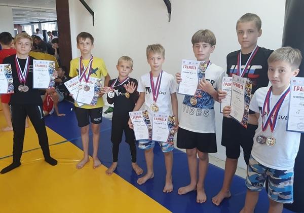 Юные волгодонцы завоевали 18 наград на турнире по спортивной борьбе