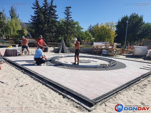 В Волгодонске завершается строительство нового сухого фонтана в сквере «Дружба»