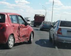 На мосту через Волго-Донской судоходный канал столкнулись сразу три иномарки