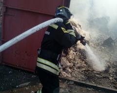 В поселке Зимовники произошел крупный пожар в хозяйственной постройке