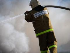 В Цимлянске возле частного дома сгорел «Ниссан Террано»