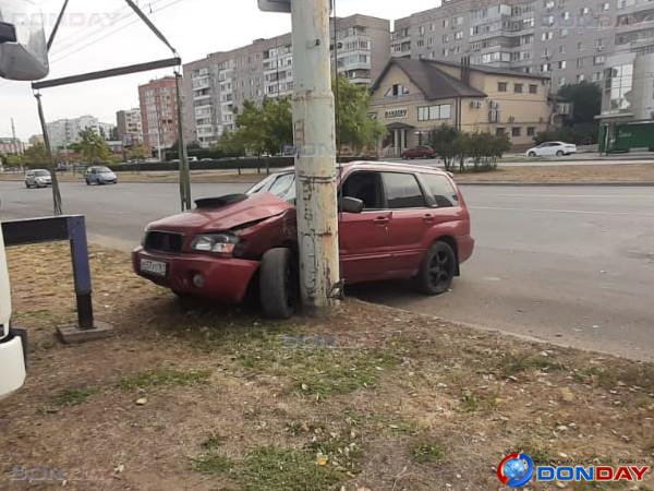«Субару» врезался в столб на проспекте Курчатова