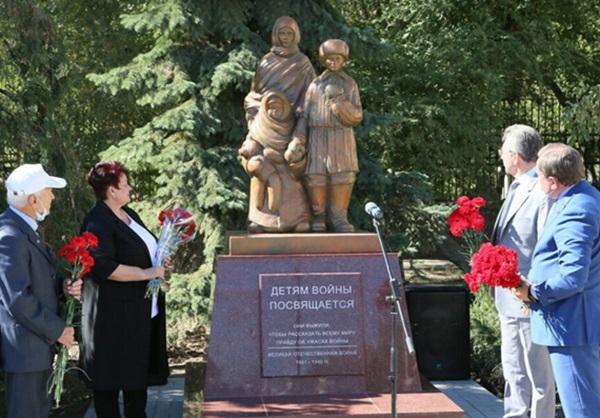 В Волгодонске открыли памятник «Детям войны»