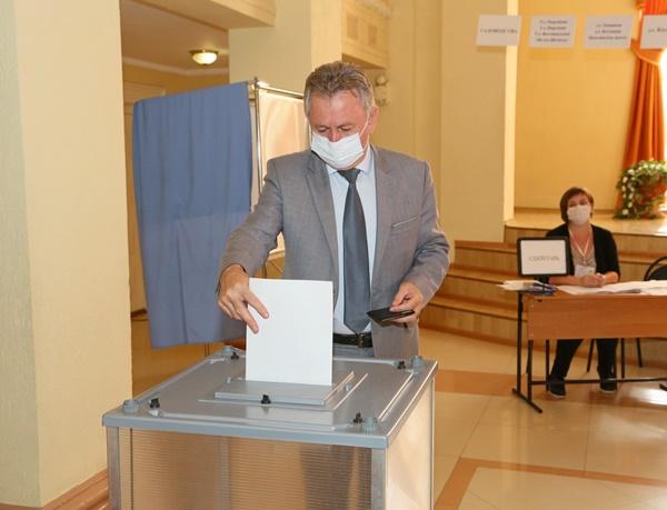 Глава администрации Волгодонска Виктор Мельников поучаствовал в выборах и призвал горожан последовать его примеру